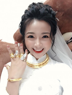 Đám cưới cầu thủ Phan Văn Đức: Vợ hot girl chẳng có gì ngoài vàng đeo khắp người