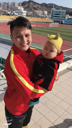 Em bé họ Park được U23 bế, mẹ bé kể về cuộc gặp gỡ với Quang Hải