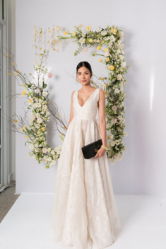 Gần tới ngày thi Miss Universe 2019, vòng 1 của Hoàng Thuỳ lại phổng phao đến lạ