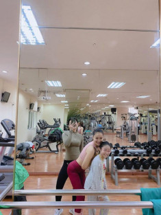 Hồng Diễm khoe ảnh tại phòng gym, vô tình chia sẻ bí quyết giữ dáng