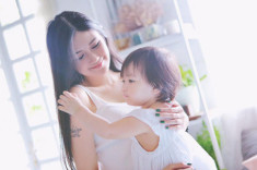 Hotgirl 9x làm single mom: ‘Là phụ nữ hãy nghĩ thoáng lên’