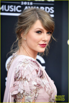 Taylor Swift nổi bật lấn át dàn sao tại thảm đỏ Billboard Music Awards 2018