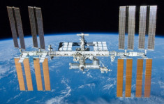Trạm không gian ISS bị thủng? Phi hành gia bịt nó bằng... ngón tay và băng keo