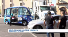 Xe buýt tự lái đầu tiên trên thế giới gặp tai nạn trong giờ đầu tiên hoạt động ở Las Vegas