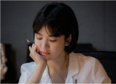 10 năm 1 kiểu tóc, Song Hye Kyo khiến khán giả bấn loạn không biết đâu là ảnh trước–sau