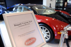  2,4 triệu USD cho chiếc Bugatti Veyron đầu tiên 