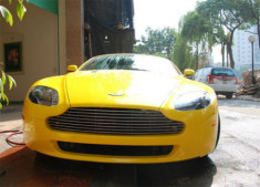  Aston Martin V8 Vantage màu vàng về Hà Nội 