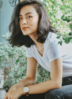 Bằng cách này, “em gái sinh đôi Hà Tăng” có rãnh bụng ăn đứt vòng eo 56 của Ngọc Trinh