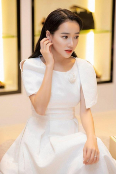 Bỏ instagram đến mọc rêu, Nhã Phương tái xuất hậu sinh con với nhan sắc không tưởng
