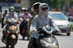  Cách chống nắng khi đi xe máy mùa hè 