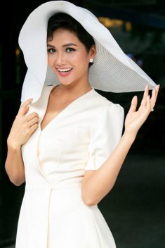 Cứ tưởng sở hữu nét đẹp lạ, ai ngờ H’Hen Niê có cả “rổ chị em sinh đôi” thất lạc!