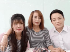 “Cưới” vợ hai cho chồng, cô dâu 62 tuổi lộ hình xăm chất chơi ở thềm ngực