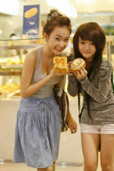 Không còn đen nhẻm nổi loạn, em gái Angela Phương Trinh khoe vẻ xinh đẹp bốc lửa không kém chị