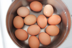 Làm thế nào để bóc trứng luộc dễ dàng?