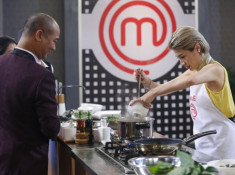 MasterChef VN: Thiếu thời gian, Pha Lê vừa nấu ăn vừa “đọc thần chú“