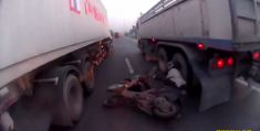 Một Biker thoát chết dù xảy ra tai nạn nghiêm trọng