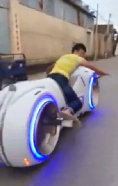 Môtô Tron bike siêu tưởng trong phim Mỹ lăn bánh ở Trung Quốc