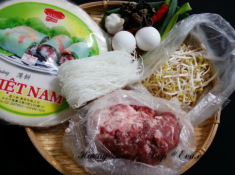 Nem rán vàng ươm, giòn rụm chấm nước mắm chua ngọt tuyệt ngon