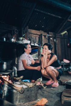 Ngồi bệt dưới sàn nhà, tự tay họa mặt, H‘Hen Niê khiến mọi người “phát cuồng” với cái kết
