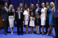 Nhan sắc Ái nữ được ông Trump yêu quý nhất: Mẹ 3 con xinh đẹp, quyền lực vạn người mê