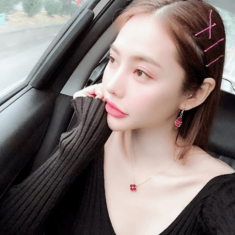 Nhìn vòng 2 nhỏ xíu của “bà xã” Lâm Vinh Hải mới thấy 56cm của Ngọc Trinh xưa quá rồi