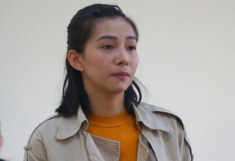 Sau ồn ào văng tục tại tòa, Lưu Đê Ly tiếp tục lộ cằm nhọn lệch hẳn sang một bên