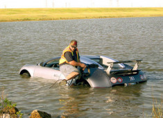  Siêu xe Bugatti Veyron lao xuống hồ vì bồ nông 