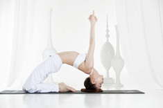 Tập yoga toàn những dáng khó, bảo sao mẹ Hồ Ngọc Hà trẻ đẹp chẳng thua gì con gái