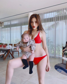 Tay bế em bé, Kỳ Duyên không quên khoe dáng nuột, mặc kệ đồn đoán body lúc căng lúc xẹp
