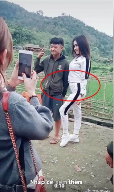 Thư Dung lộ bụng mỡ khi ưỡn ẹo tạo dáng, gương mặt chàng trai kế bên mới gây chú ý