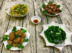 Thực đơn cơm tối với sườn kho tộ, rau bí xào tỏi, cả nhà tấm tắc khen ngon