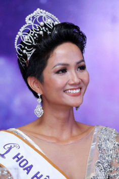 Trời nắng nóng, hãy tham khảo kiểu tóc búp bê của H‘Hen Niê và Hương Giang ngay