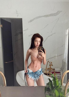 Vi diệu như vòng 1 của Elly Trần: Lúc căng tràn “bức size”, lúc chảy xệ xém... đụng rốn