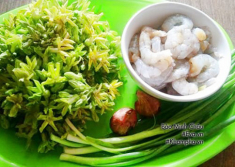 Vợ làm canh bông thiên lý nấu tôm, chồng khen nức nở tài vào bếp