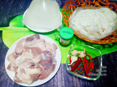Vợ nấu mì Quảng thịt heo cho bữa sáng, chồng ăn hoài chẳng thấy chán