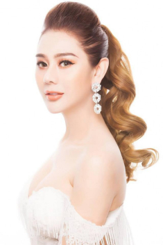Vừa chiếm sóng mạng bằng màn khoe ảnh cắt mí sưng vù, Lâm Khánh Chi lại đi bơm môi?