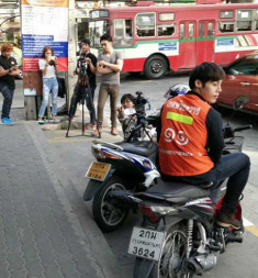 Xe ôm chạy Wave điển trai như người mẫu trên đường phố Bangkok