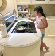 8 tuổi, con gái MC Diệp Chi trổ tài nấu ăn giúp mẹ, thành quả không thể tuyệt vời hơn
