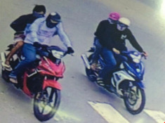 Bốn tên cướp đi Exciter bị camera ghi hình khi thực hiện tội ác