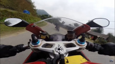 [Clip] Ducati 1199s rớt nài ở 128 km/h do đồng đội phanh gấp