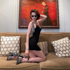 Đằng sau vẻ ngoài hoàn hảo, Ngọc Trinh phải dặm phấn từ đầu đến chân để che khuyết điểm