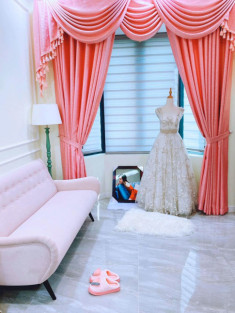 Khoe nhà xinh như cung điện, fans phát hiện Hòa Minzy có chiếc váy cưới cổ tích?