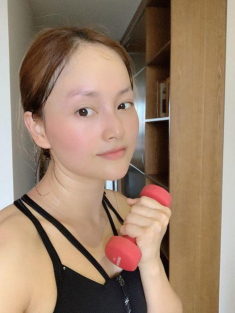 Ở nhà mùa dịch, Lan Phương vừa có thời gian tập luyện giữ dáng, vừa bảo dưỡng làn da
