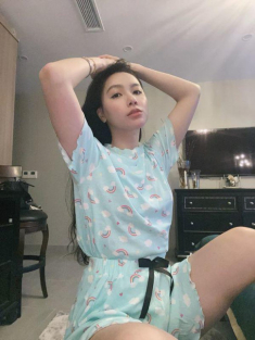 Ở nhà nhiều mùa dịch, đến sành điệu như MC Minh Hà cũng lên hình với đồ ngủ đóng thùng