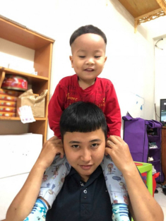 Salon tóc đóng sạch mùa dịch, chị em học ngay bí kíp tự cắt tóc cho ông xã tại nhà