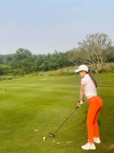 Chỉ diện đồ thể thao ra sân golf, Quỳnh Nga cũng khoe được vòng 3 nảy nở