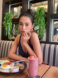 Hoa hậu ăn hàng Tiểu Vy và chiếc eo thần kỳ, ăn nhiều vẫn thon gọn lạ thường