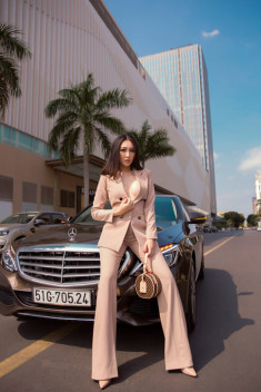 Huỳnh Thúy Anh khoe ảnh street style, biến hoá liên tục với loạt đồ hiệu