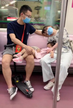 Bố có hành động đặc biệt dành cho vợ và con gái trên chuyến tàu, ai nhìn cũng xuýt xoa