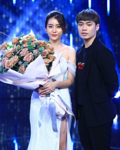 Cả showbiz đua nhau chải mái lệch, bí quyết “gọt cằm” tự nhiên cho nàng mặt tròn là đây